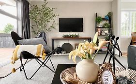 M&K Home With Central Air Condition, 4 Bedrooms, By Chartwell Shopping Centre